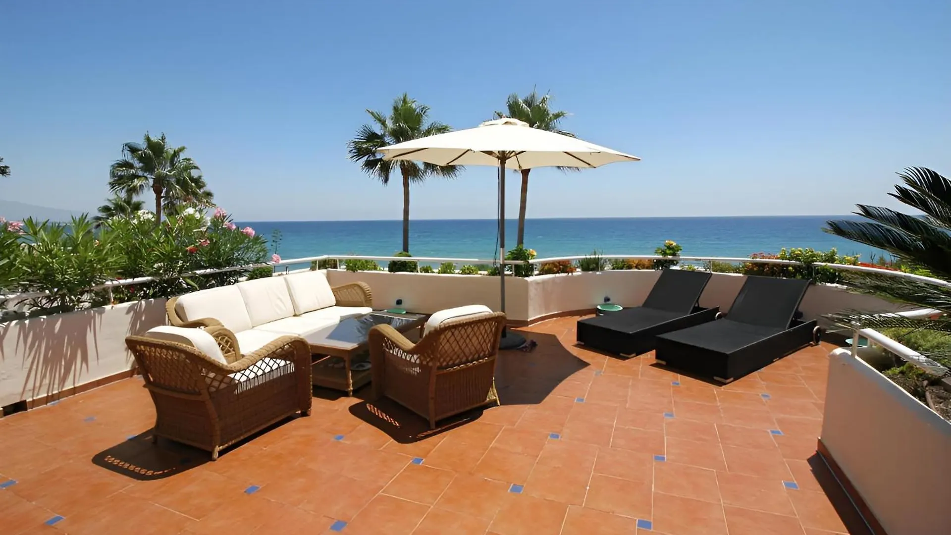 Stunning Unobstructed 180 Degree Sea View Apartment With 100 Square Meters Terrace - Costa Del Sol - אסטפונה